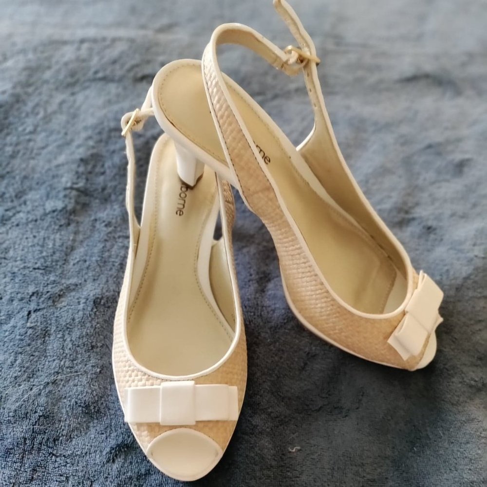 NWOT Liz Claiborne size 6 natural woven peep toes with bow